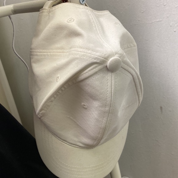 White cap - Picture 2 of 2